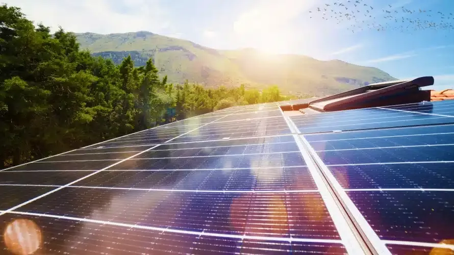 system-fuer-erneuerbare-energien-mit-photovoltaik-anlage-auf-dem-dach