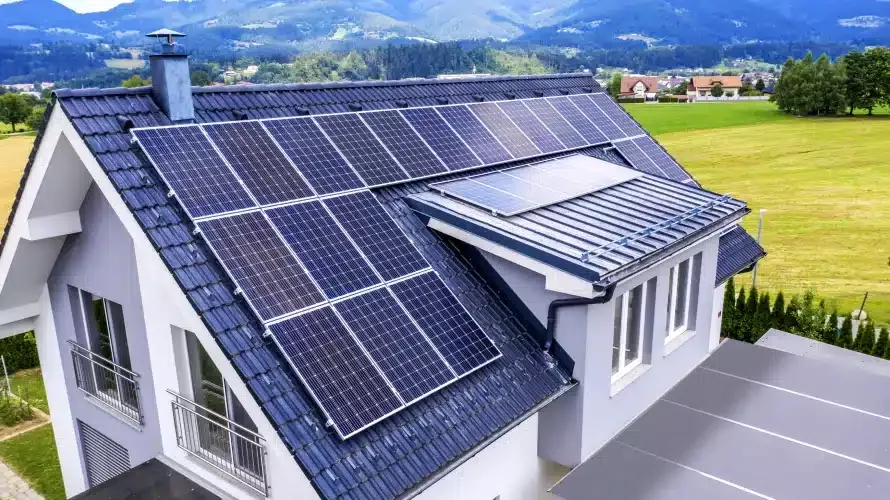 wohnhaus-mit-Dach-ueberdacht-mit-Photovoltaik-Paneelen