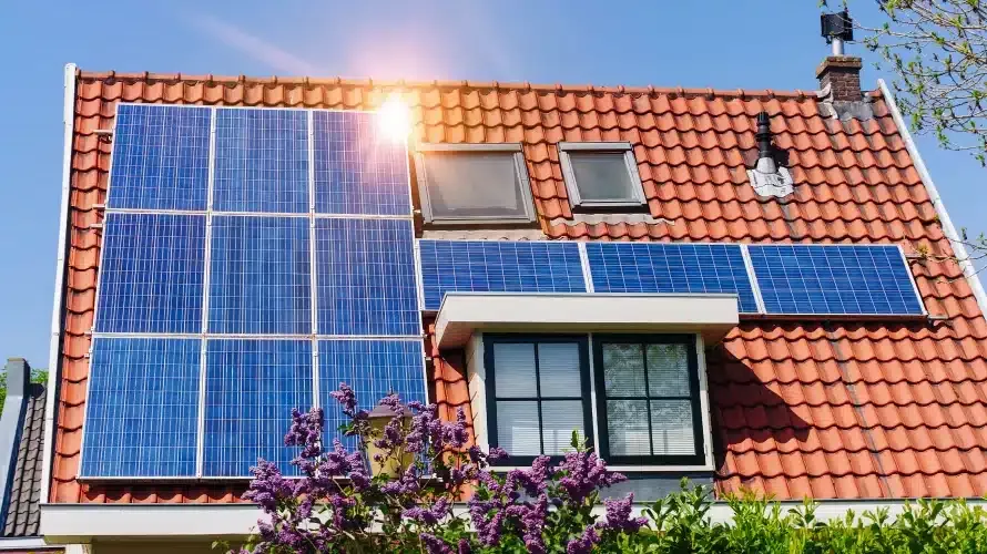 photovoltaikmodule-auf-dem-roten-dach-reflektieren-die-sonne